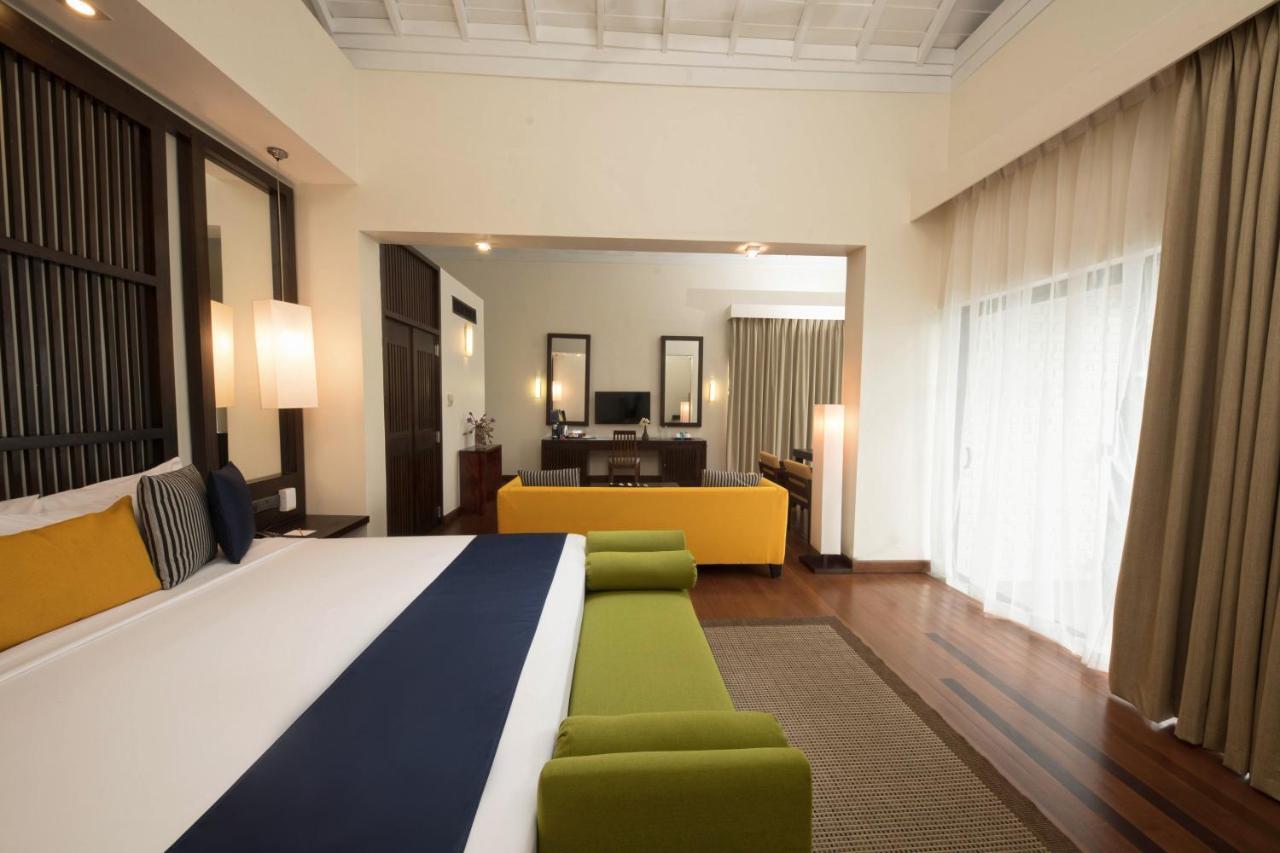 Club Hotel Dolphin Negombo Exterior photo