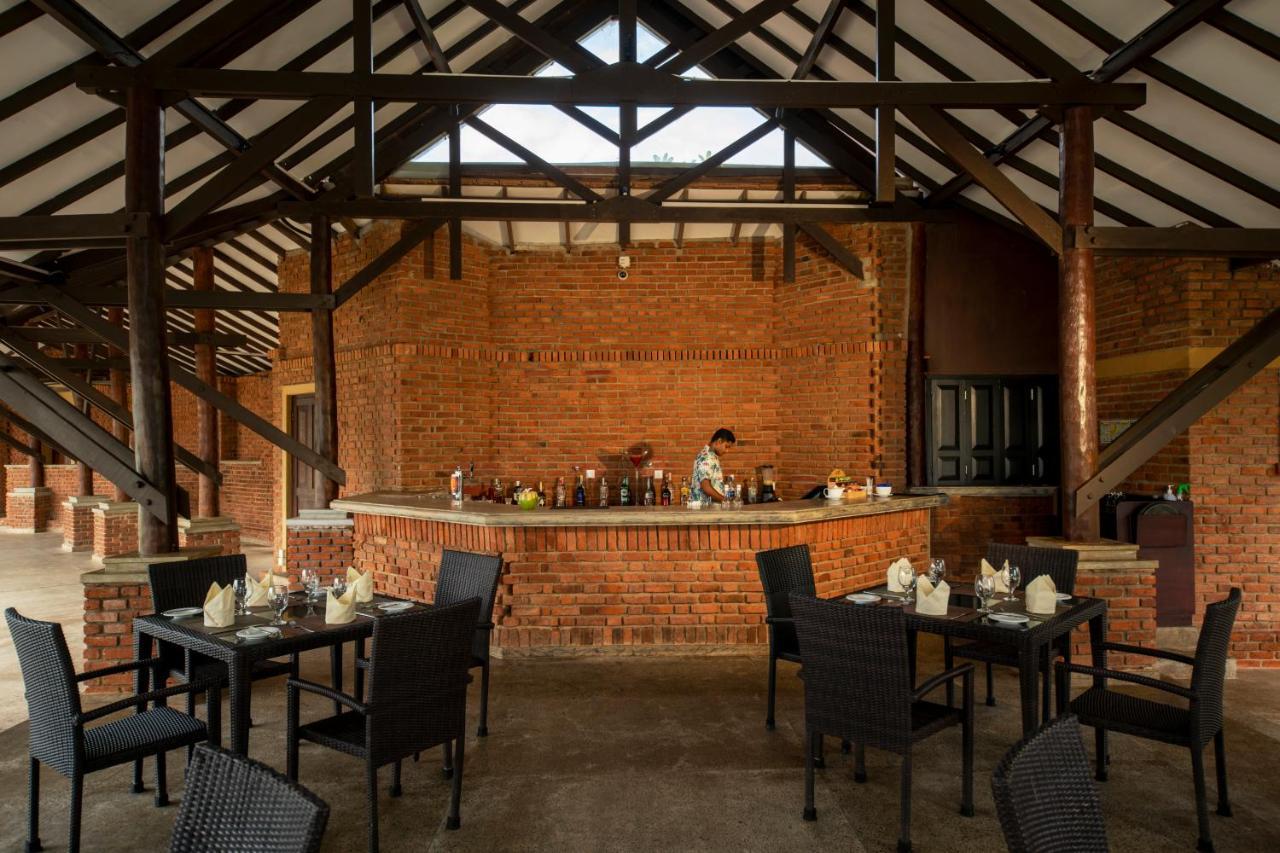 Club Hotel Dolphin Negombo Exterior photo