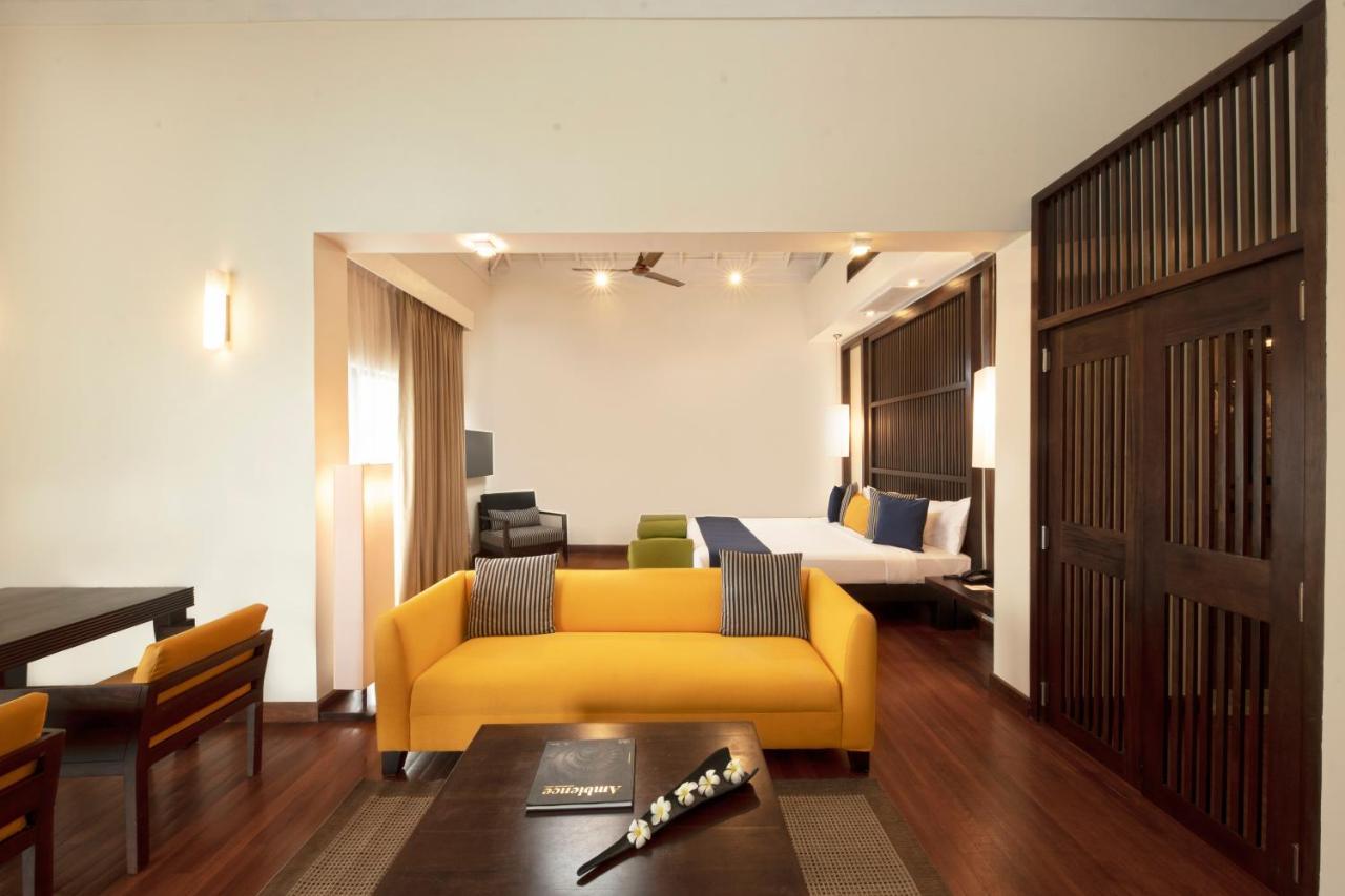Club Hotel Dolphin Negombo Exterior photo