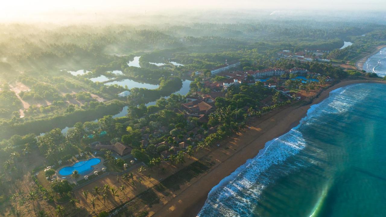Club Hotel Dolphin Negombo Exterior photo