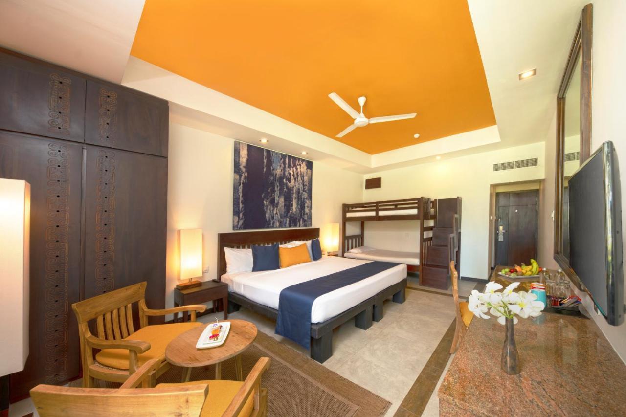 Club Hotel Dolphin Negombo Exterior photo
