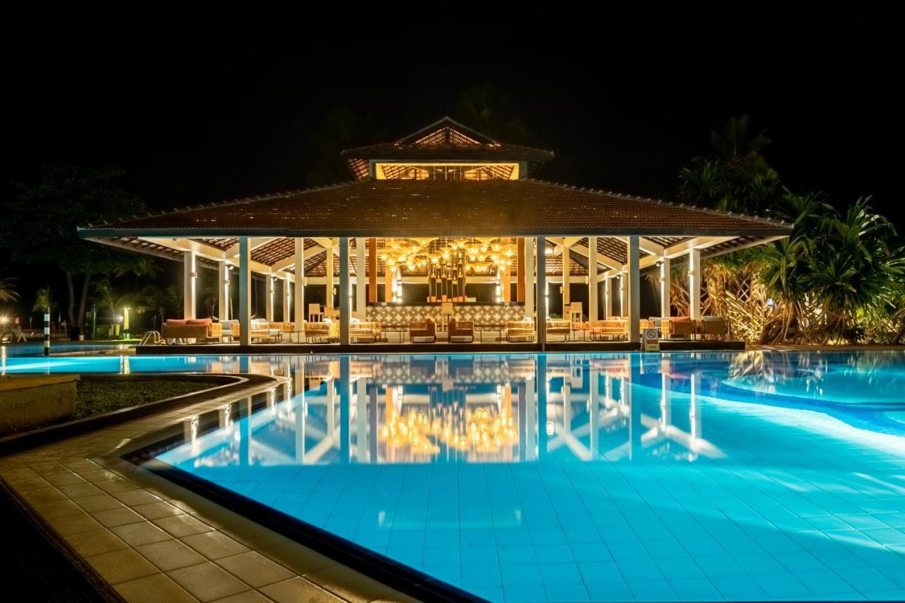 Club Hotel Dolphin Negombo Exterior photo