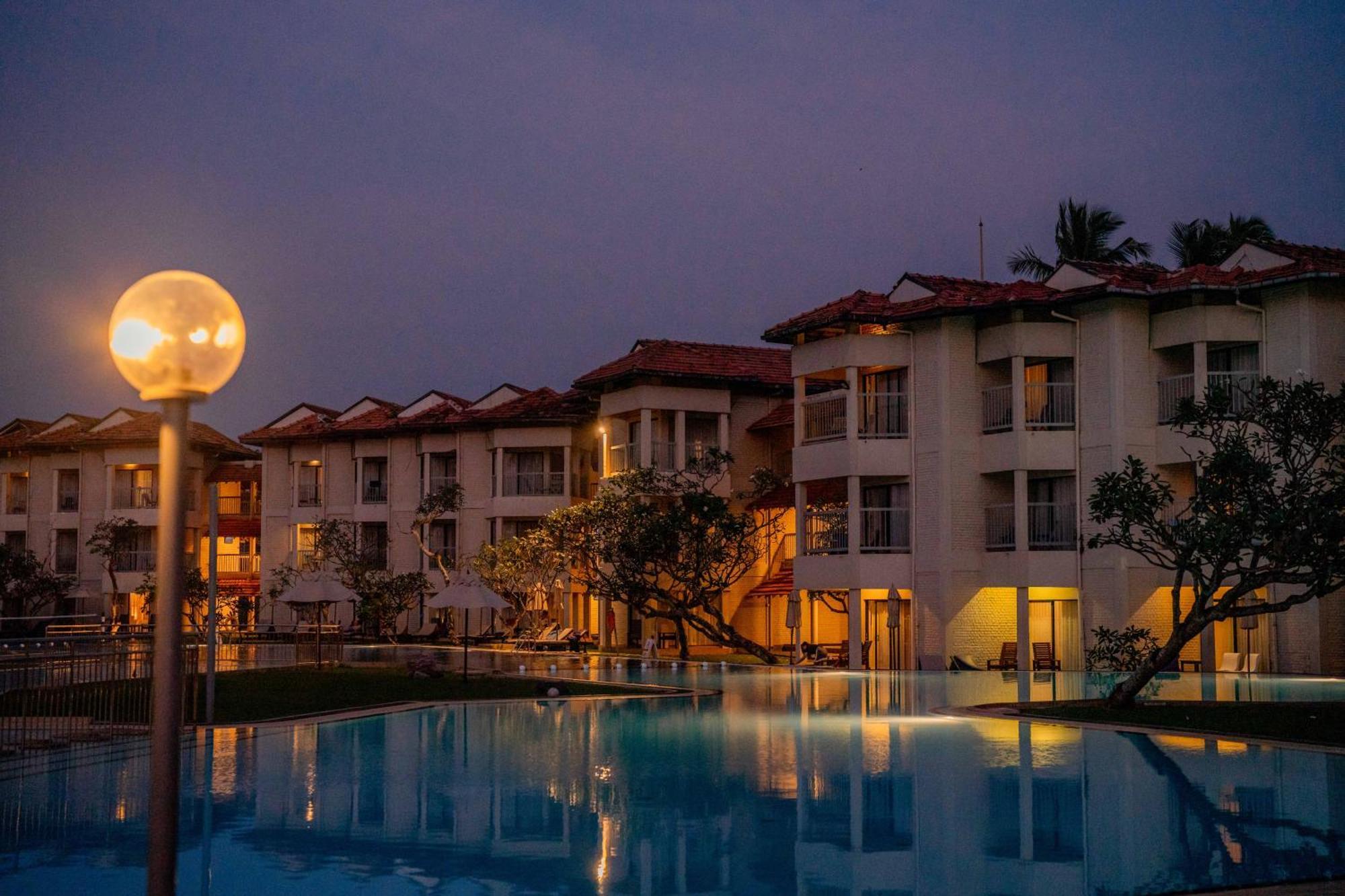 Club Hotel Dolphin Negombo Exterior photo